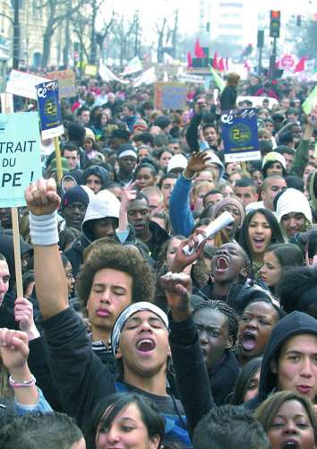 Franske studerende og fagforenings-aktivister tvang med strejker og demonstrationer den franske regering til at opgive arbejdsmarkedsloven CPE