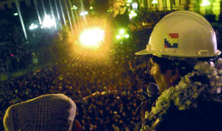 Bolivias præsident Evo Morales bekendtgjorde den 1. maj over for tusindvis af tilhængere, at det bolivianske militær havde taget kontrollen over landets olie- og gasproduktion