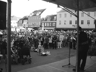Den 28. august demonstrerede hundredvis af mennesker foran rdhuset i Roskilde mod kommunens spareplaner. Se mere p www.roskildemodbesparelser.dk