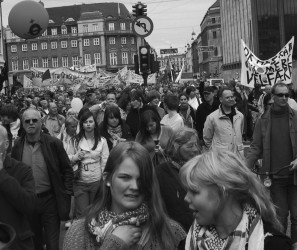 17. maj var et vendepunkt der viste os at arbejdere og studerende er parate til at forsvare velfrden. Det var den strste massedemonstration siden pske-strejkerne i 1985. Denne demonstration bekrfter billedet af, at vi som venstreflj kmper sammen med flertallet af danskerne.