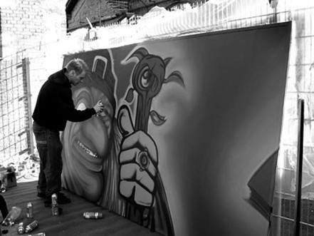 {Socialistisk Arbejderavis} har mdt graffitimaleren [Theis One] til en samtale om hans kunst, lovlige graffitimure og om det at vre en del af en kultur, som af mange anses som vandaliserende hrvrk.