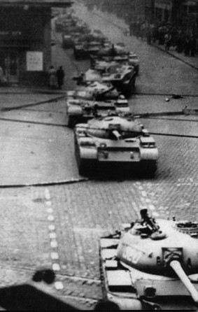 Russiske kampvogne rullede ind i Budapest i starten af november 1956. Inden det skete havde Ungarn været i oprør mod det sovjetiske diktatur.