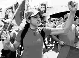 Kvinde med knyttet nve og Venezuelas flag