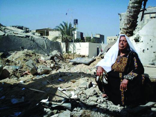 Palæstinensisk kvinde midt i resterne af det der engang var hendes hjem