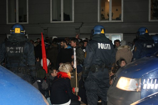 Billedet viser, hvordan politiet efter demonstrationen foretog over 100 anholdelser (Foto: Svend Espensen)