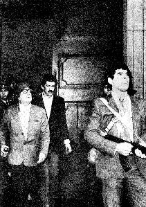 [ Salvador Allende på vej ud af præsidentpaladset ]