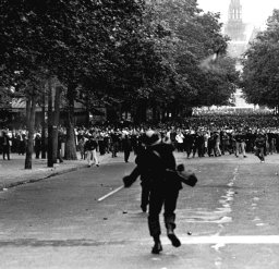 [ Demonstration i Paris, maj 1968 ]